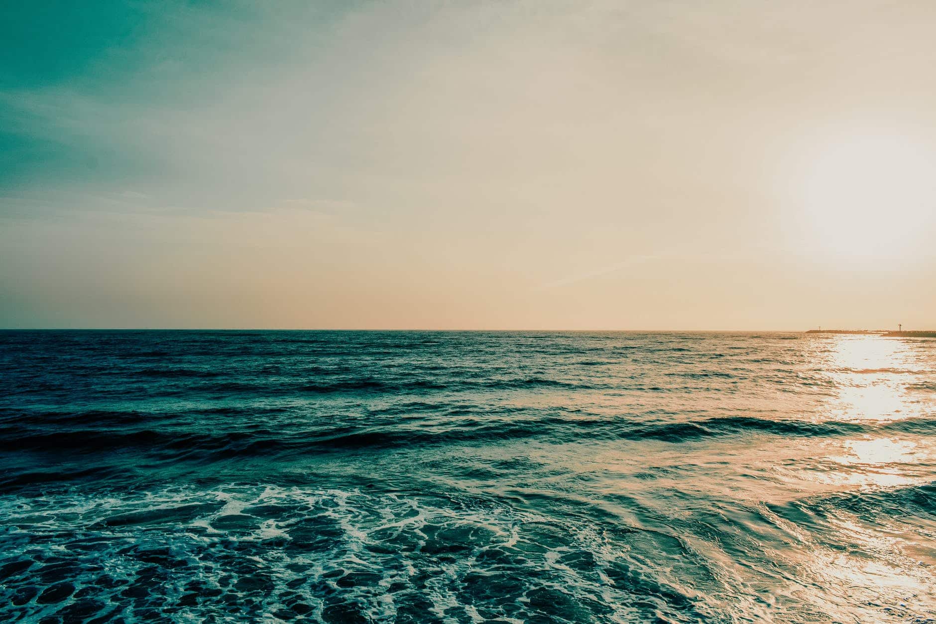 photo of calm sea at daytime