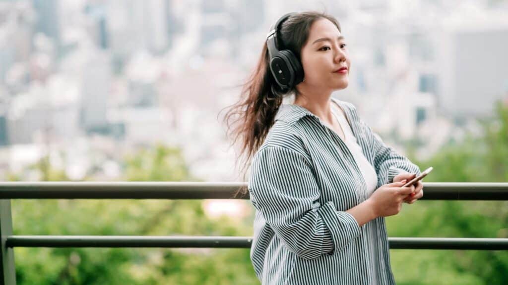 Forget AirPods and Spatial Audio, these new, cheaper earbuds have ‘RoomFeel’ 2 J8KGWj3yBwjkfW7GHUTY34